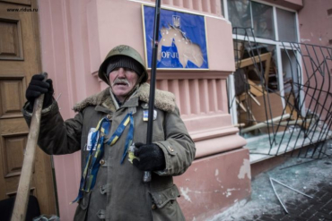 В Киеве митингующие громят здание Минюста