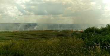 За селом Баранинцы в Ужгородском районе поднимаются столбы дыма