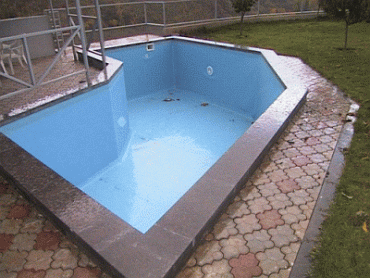 Пьяный украинец нырнул в бассейн без воды
