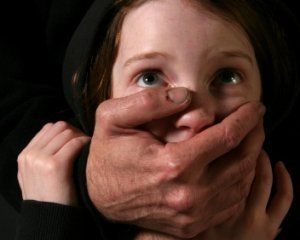 13-девочка не рассказывала ничего матери, потому что отец ей строго запретил