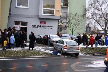В Польше "Мерс" влепился в здание