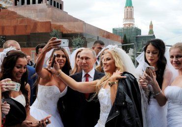 Путин сделал селфи с невестами на Красной площади