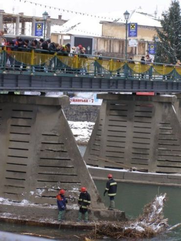 МЧСники чистят опоры пешеходного моста в Ужгороде