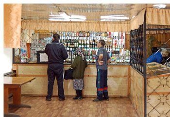 В сельских магазинах Закарпатья всегда можно купить левую водку