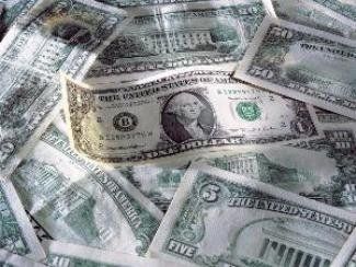 Из-за валютных войн США продолжает печатать доллар, украинцы его выкупают
