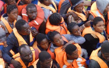 Нелегальний перевізник злякався покарання і скинув у море 120 своїх пасажирів