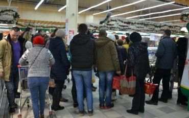 Над школьницами поиздевались охранники одного из супермаркетов Киева