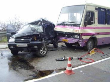 В Крыму столкнулись джип и автобус: 1 погиб, 3 - в реанимации