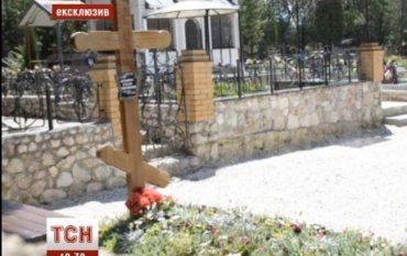 Так сейчас выглядит могила Януковича-младшего