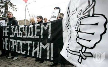 10 активистов БРАТСТВА помочились на Посольство Российской Федерации в Украине