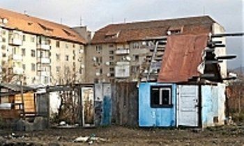 Цыганский дом на фоне пятиэтажного дома в цыганском таборе в Ужгороде