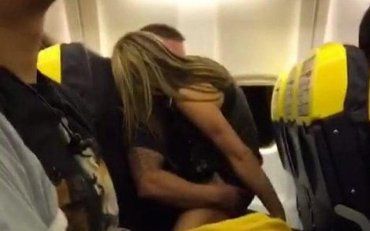 Молода пара зайнялась любощами прямо у літаку