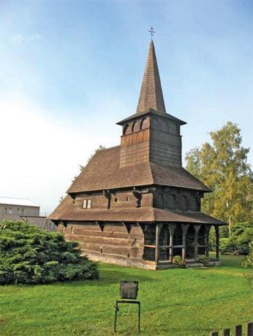 У селі Руське Поле директор з учнями розібрали дві церкви на дрова