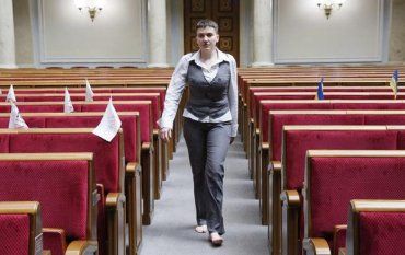 Савченко впервые побывала на своем рабочем месте и прошла босиком по Раде