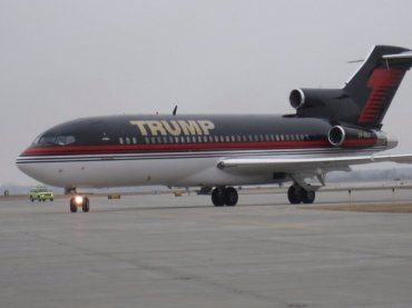Миллиардер передвигается в частном самолете с надписью TRUMP