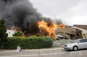 Самолет ВВС США упал на жилой квартал