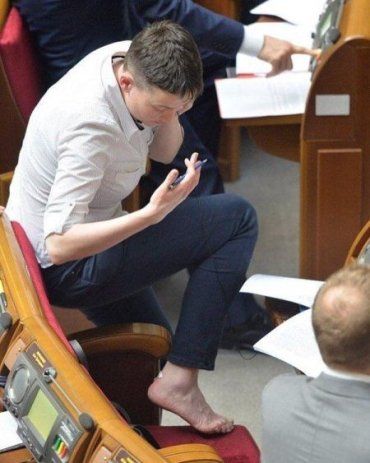 Савченко сидит на корточках в Верховной Раде