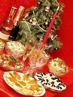 <em>Щедрий праздичный стол имеет ритуальное значение - он должен приманить богатство и удачу на весь год</em>