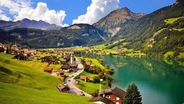 В швейцарском посёлке проживает больше 2000 человек, из них 300 — миллионеры.