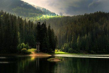 Озеро Синевир в Закарпатье - одно из главных чудес Украины