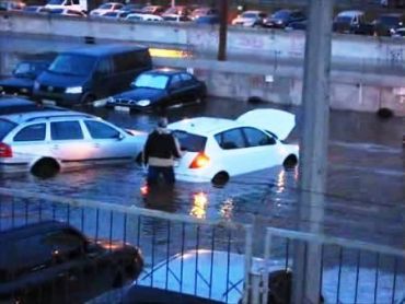На Троещине десятки автомобилей скрылись под водой