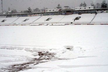 На стадионе в Белграде выпал снег толщиной 35-40 сантиметров