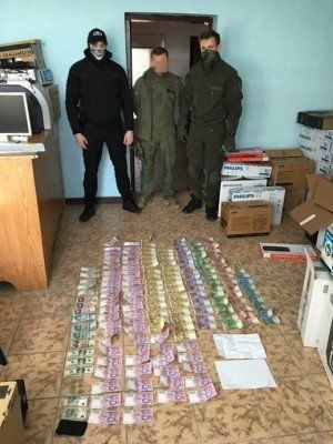 Описани были задержаны старшего смены и найдено 27 тыс грн "черной кассы"е