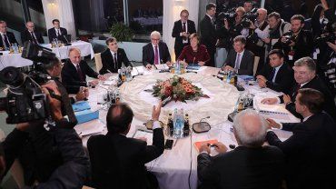 Олланд и Меркель говорили о возможности рассмотрения новых санкций против России