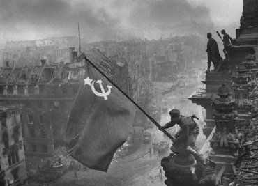 Водружение знамени Победы над рейхстагом в Берлине. 2 мая 1945 года