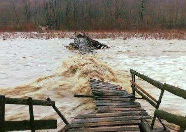 Село Красное на Тячевщине отрезано от района: вода смыла мост