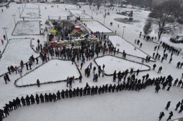 Возле областной администрации в Ужгороде собралось около сотни активистов