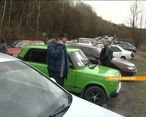 На Закарпатье две сотни автомобилей заблокировали дорогу в Словакию