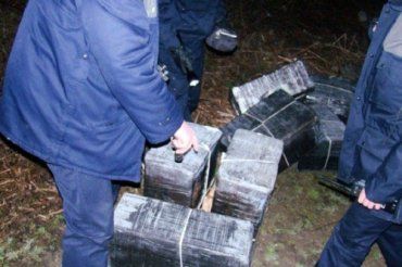 Три закарпатца попались в Румынии с 9 ящиками сигарет
