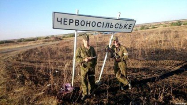 20-летний солдат из Саранска Дмитрий Шаров позирует с табличкой погранвойск