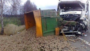 В Чехии камион перевернул трактор