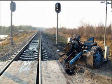 В Ривненской области на железнодорожном переезде погибли двое молодых людей