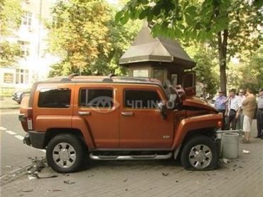 В Киеве два крутых внедорожника раскидало в разные стороны