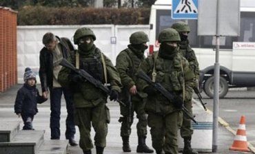 Люди с оружием в форме без опознавательных знаков в Крыму