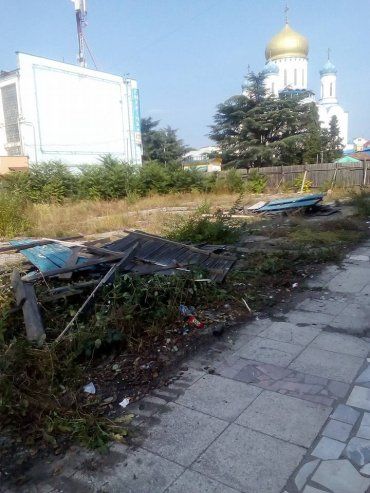 На площади Кирилла и Мефодия в областном центре ужгородцы фиксируют кучи мусора