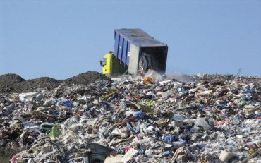 На Житомирщині серед ночі вивантажили тони сміття