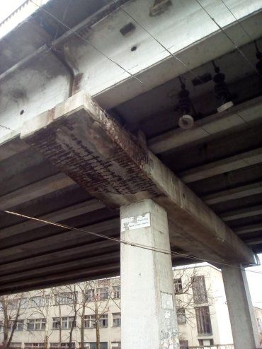 В Мукачево в аварийном состоянии оказался мост