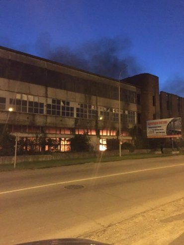 На бывшем заводе "Ужгородприбор" пожар. Горит здание со стороны ул. Бабяка