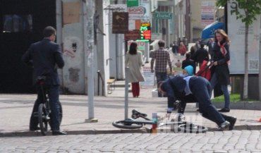 При попытке запрыгнуть на бордюр мэр Киева упал на тротуар
