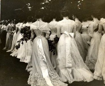 60 лет назад у нас не было таких шикарных платьев, как теперь у девушек