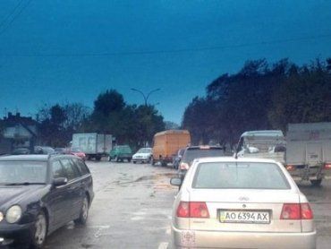Второй день подряд перекрыто железнодорожный переезд по ул. Будителей в Ужгороде