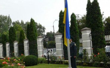 Поляки спотворили українське посольство