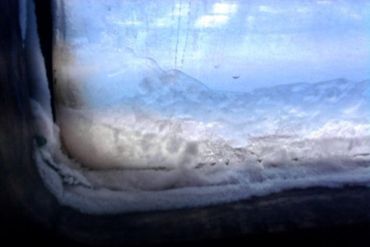 Замерзше вікно у вагоні поїзда