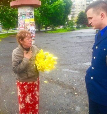 У гостиницы " Ужгород" задержали женщину , которая срывала цветы с клумбы