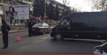 Водій мікроавтобуса, виїжджаючи зі стоянки на площі Льва Толстого, в'їхав у БМВ