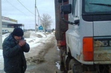 Жители России отогрели, поили и кормили замерзающего дальнобойщика из Украины